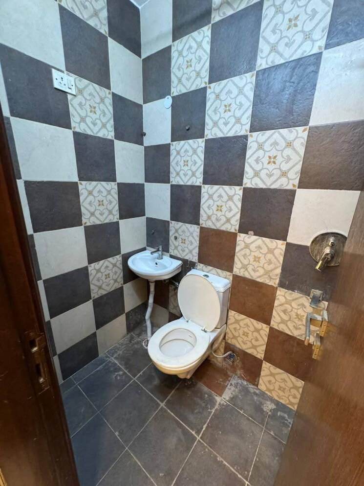 Other, chattarpur 3 Bedroom 1150 Sq.Ft. Builder Floor In Chattarpur Delhi 9560809