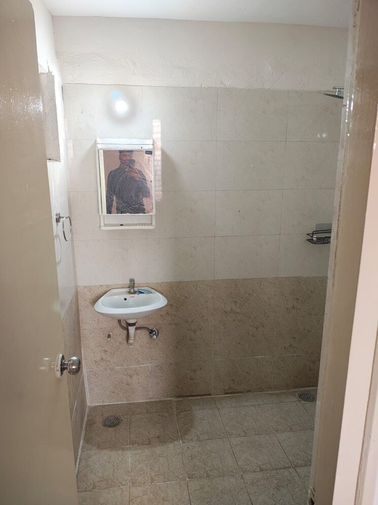 Bathroom, shree-vardhman-green-court 2 Bedroom 690 Sq.Ft. Apartment In Sector 90 Gurgaon 9560945