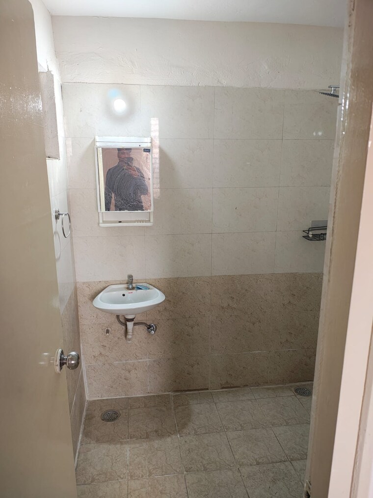Bathroom, shree-vardhman-green-court 2 Bedroom 690 Sq.Ft. Apartment In Sector 90 Gurgaon 9560945