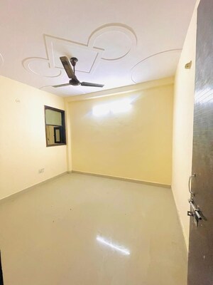 Room in 3 BHK Builder Floor at Nirman Vihar – for Rent