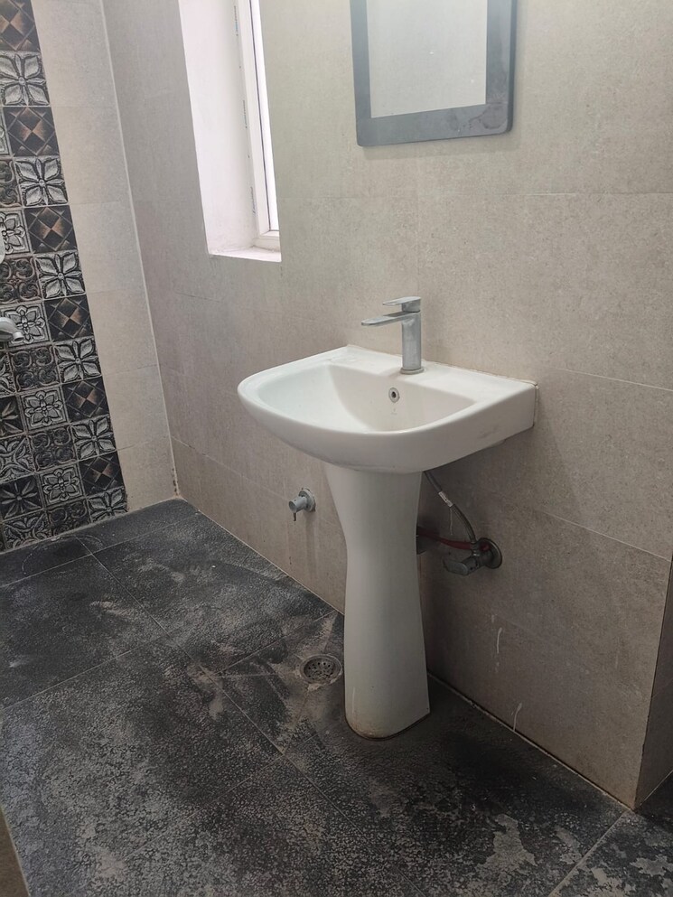 Bathroom, sector 23 dwarka 1 Bedroom 500 Sq.Ft. Apartment In Sector 23 Dwarka Delhi 9561068