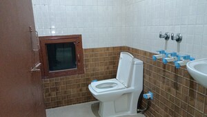 Bathroom in 2 BHK Builder Floor at Vaishali Sector 4 – for Rent