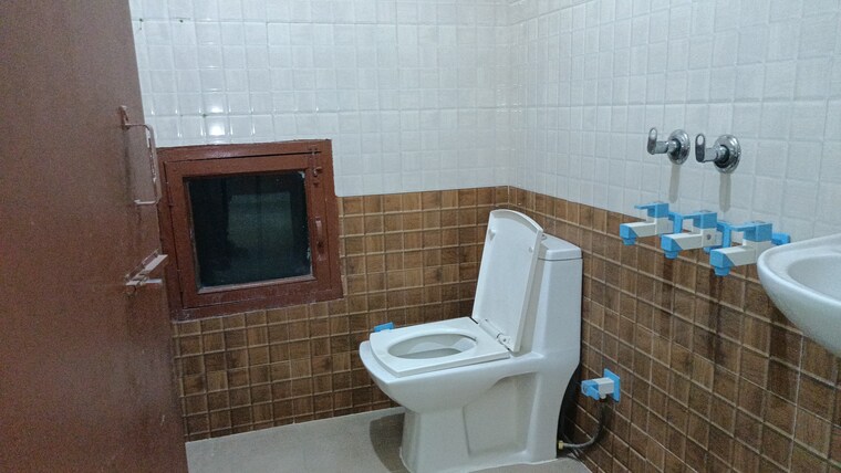 Bathroom, vaishali sector 4 2 Bedroom 1000 Sq.Ft. Builder Floor In Vaishali Sector 4 Ghaziabad 9561120