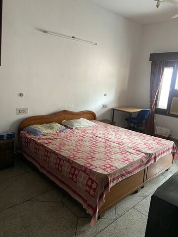 Bedroom in 1 BHK Builder Floor at Sector 43 – for Rent