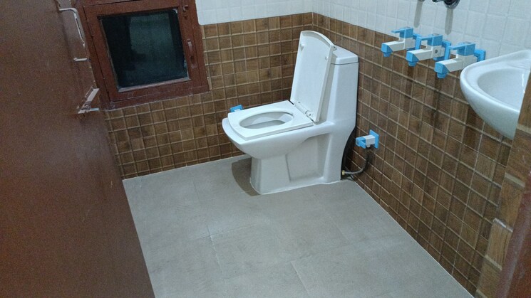 Bathroom, vaishali sector 4 2 Bedroom 990 Sq.Ft. Builder Floor In Vaishali Sector 4 Ghaziabad 9561244