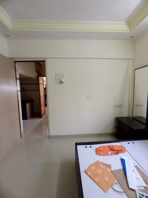 Furnished Amenities in 1.5 BHK Apartment at Kanakia Park Apartment, Kandivali East – for Rent