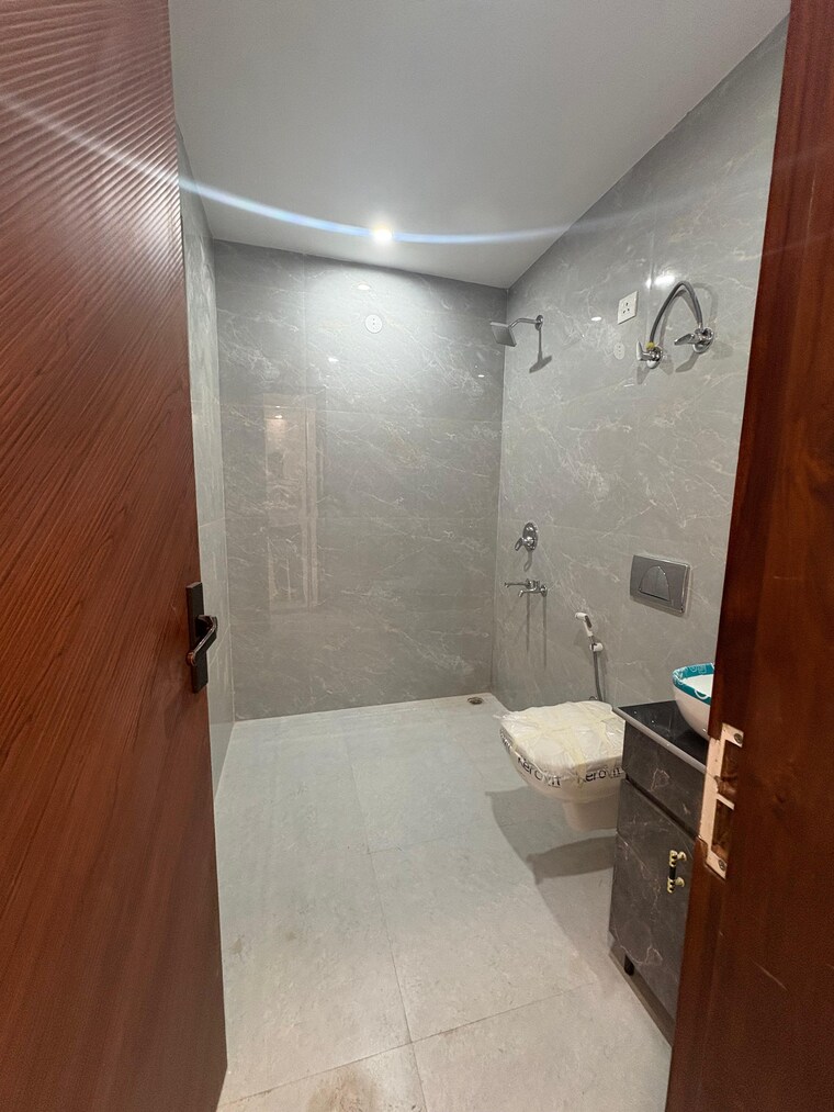 Bathroom, sector 81 3 Bedroom 1400 Sq.Ft. Builder Floor In Sector 81 Faridabad 9561276