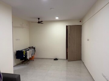 Room in 2 BHK Apartment at Sheth Vasant Oasis, Andheri East – for Rent