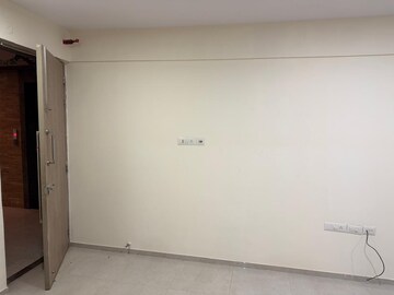 Room in 2 BHK Apartment at Sheth Vasant Oasis, Andheri East – for Rent