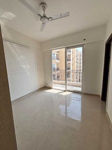 Room in 2 BHK Apartment at Signature Global Prime, Sector 63a – for Rent