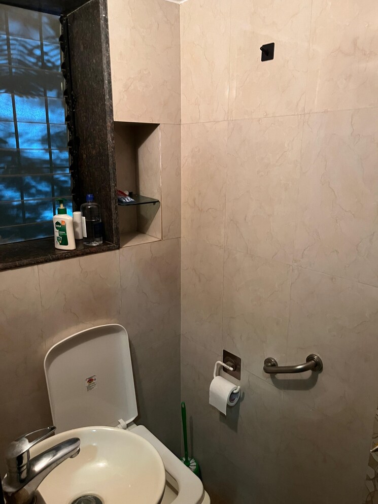 Bathroom, mahim 2 Bedroom 650 Sq.Ft. Apartment In Mahim Mumbai 9561671