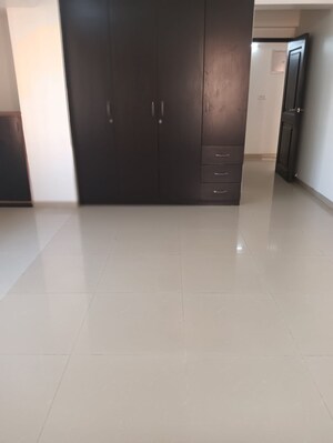 Room in 3 BHK Apartment at Capri Heights, Andheri West – for Rent