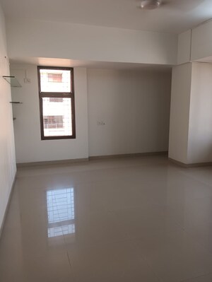 Room in 3 BHK Apartment at Capri Heights, Andheri West – for Rent