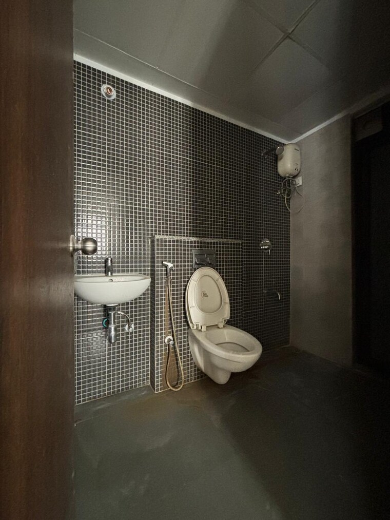 Bathroom, dombivli east 1.5 Bedroom 868 Sq.Ft. Apartment In Dombivli East Thane 9561775
