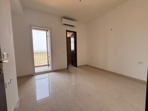 Room in 2 BHK Apartment at Pioneer Park Phase 1, Sector 61 – for Rent