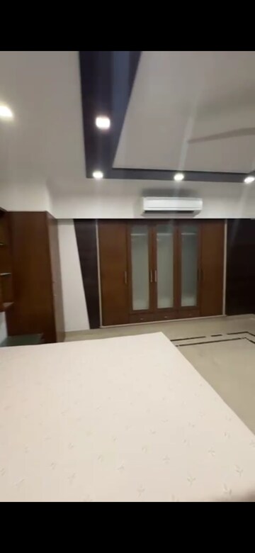 Master Bedroom in 4 BHK Apartment at Vile Parle West – for Rent