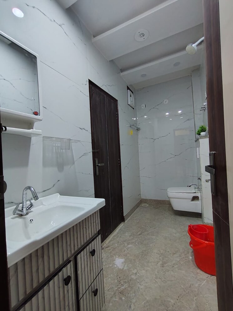 Attached Bathroom, om vihar 2 Bedroom 48 Sq.Yd. Builder Floor In Om Vihar Delhi 9562152