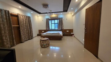 Master Bedroom in 5 BHK Villa at Sindhu Bhavan Road – for Rent