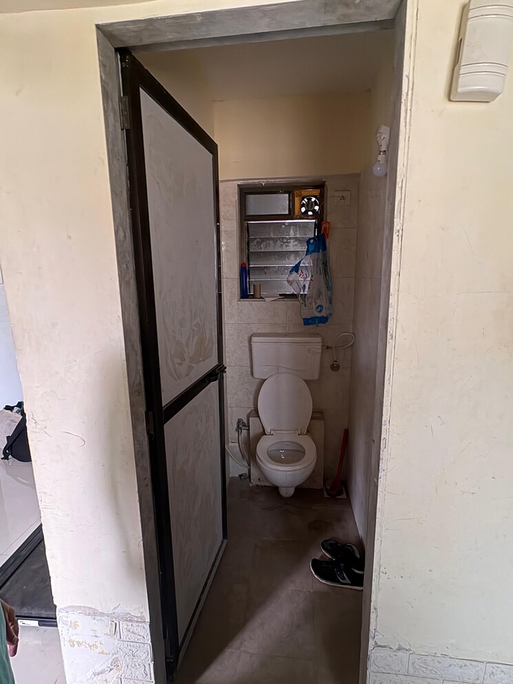 Bathroom, dadar west 1 Bedroom 300 Sq.Ft. Apartment In Dadar West Mumbai 9562401