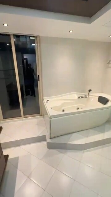 Bathroom in 4 BHK Apartment at Vile Parle West – for Rent