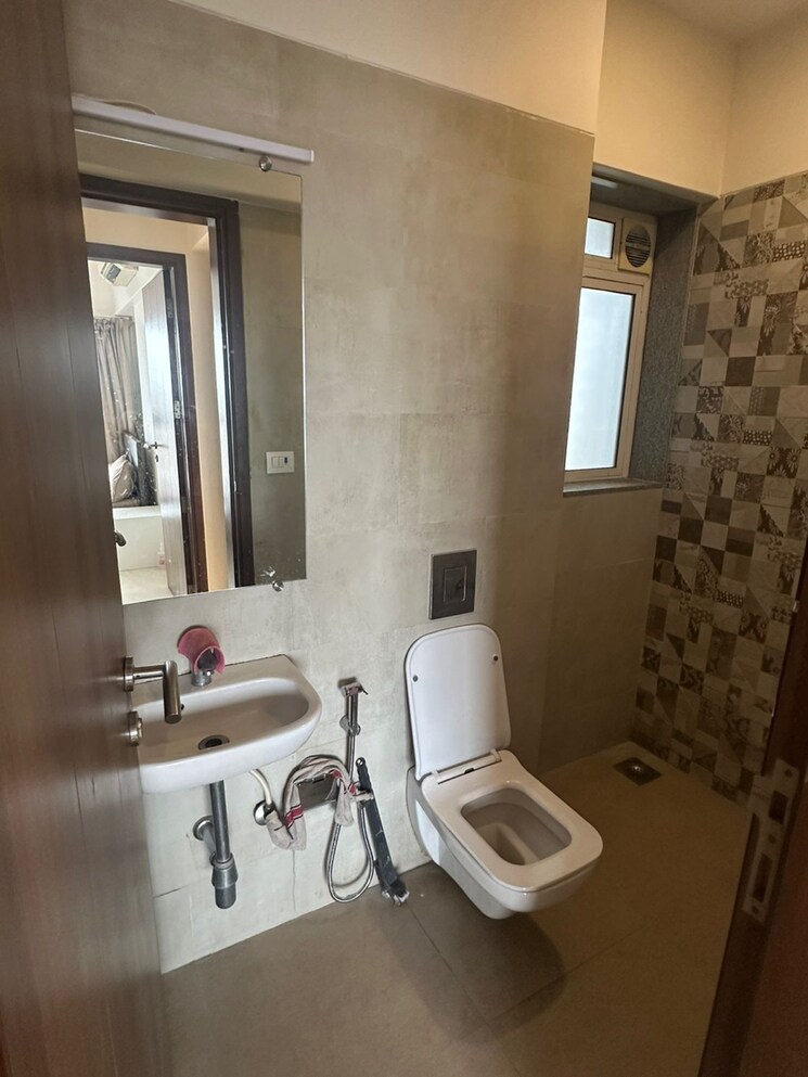 Bathroom, supreme-19 2 Bedroom 638 Sq.Ft. Apartment In Lokhandwala Complex Mumbai 9562474