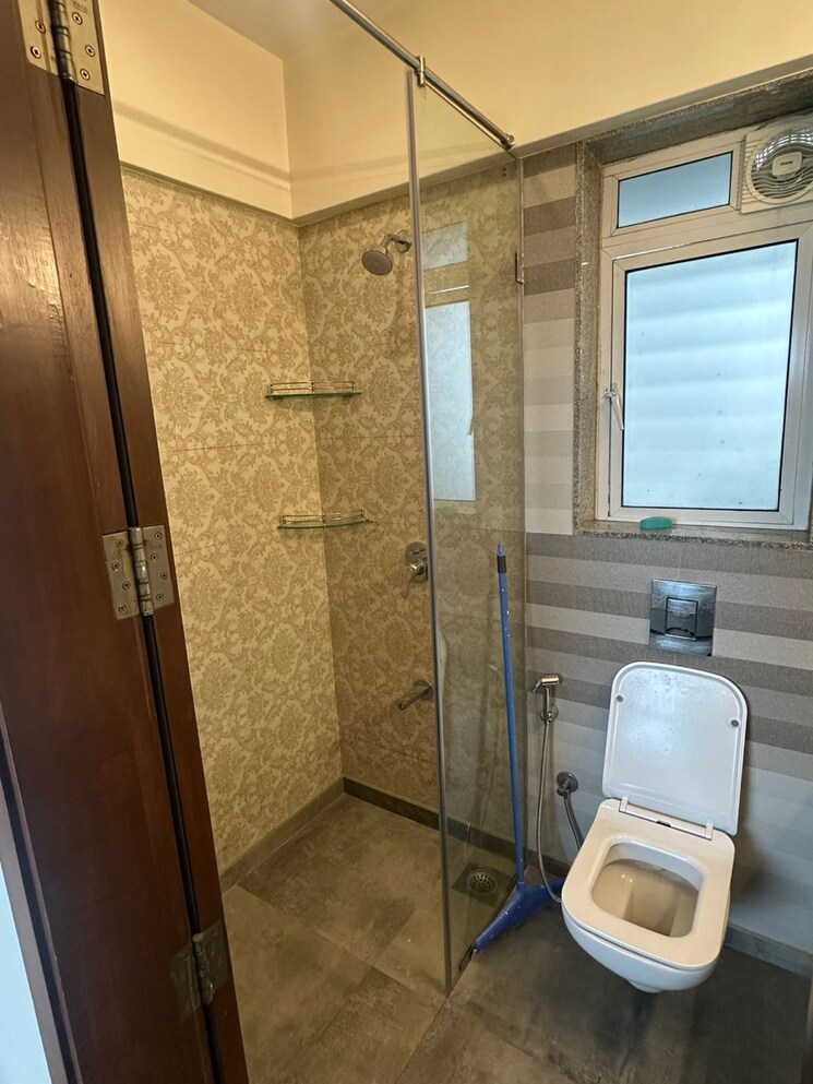 Bathroom, supreme-19 2 Bedroom 638 Sq.Ft. Apartment In Lokhandwala Complex Mumbai 9562474