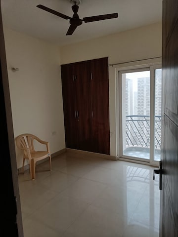 Room in 3 BHK Apartment at Amrapali Golf Homes, Sector 4 Greater Noida – for Rent