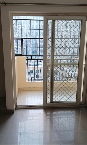 Room in 3 BHK Apartment at Amrapali Zodiac, Sector 120 – for Rent