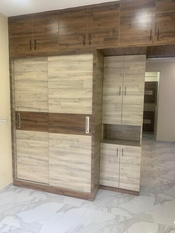 Room in 2.5 BHK Apartment at SNS Premnivas, Infantry Road – for Rent