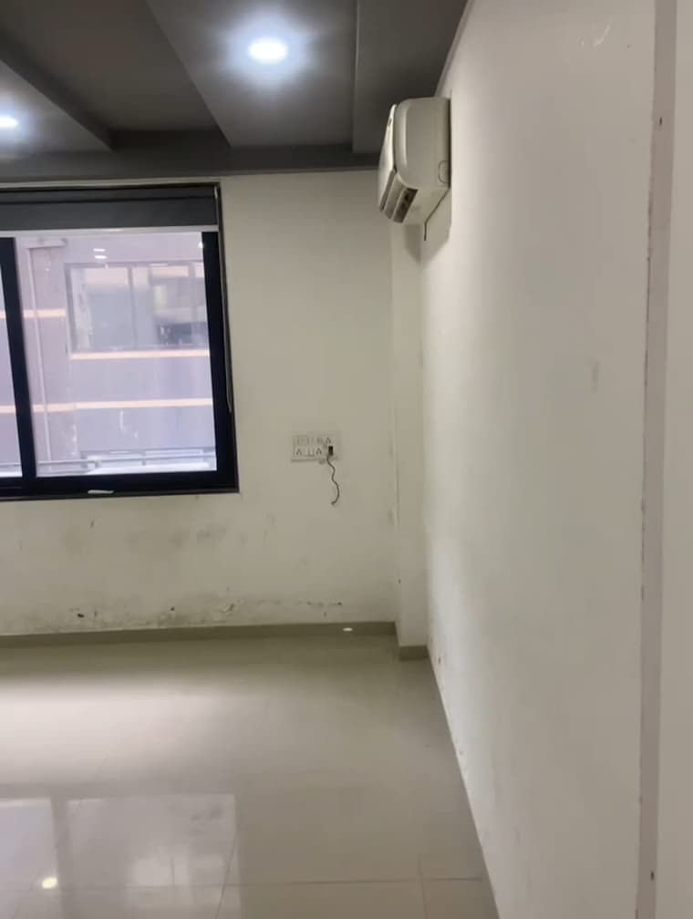 Room, venus-benecia Commercial Office Space 711 Sq.Ft. In Bodakdev Ahmedabad 9563013