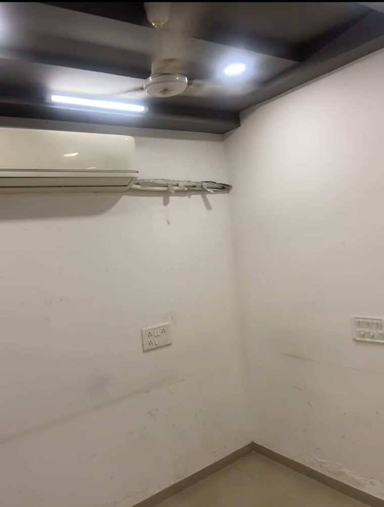 Room, venus-benecia Commercial Office Space 711 Sq.Ft. In Bodakdev Ahmedabad 9563013