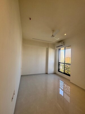 Room in 2.5 BHK Apartment at Alamdar The Auro, Lower Parel – for Rent