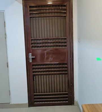 Room in 2 BHK Apartment at Amrapali Golf Homes, Sector 4 Greater Noida – for Rent