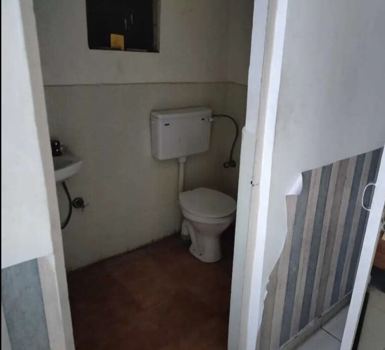 Bathroom, husainganj 3 Bedroom 1420 Sq.Ft. Apartment In Husainganj Lucknow 9563895