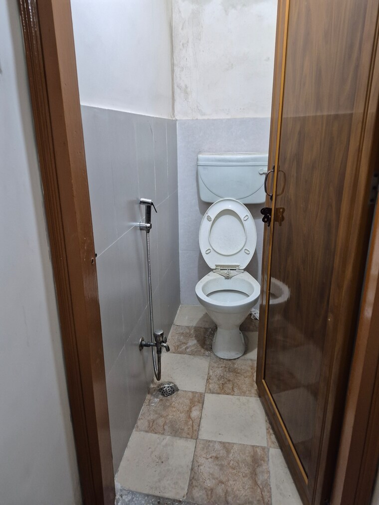 Bathroom, mayur vihar 2.5 Bedroom 800 Sq.Ft. Builder Floor In Mayur Vihar Delhi 9563912