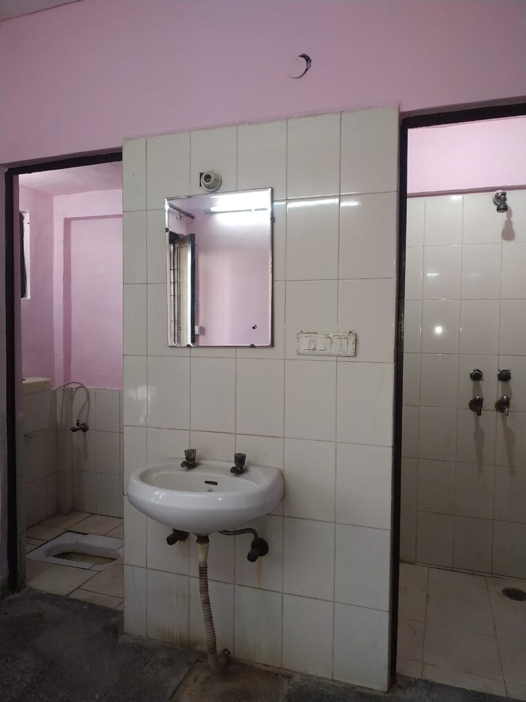 Bathroom, jasola vihar 1 Bedroom 516 Sq.Ft. Apartment In Jasola Vihar Delhi 9563974