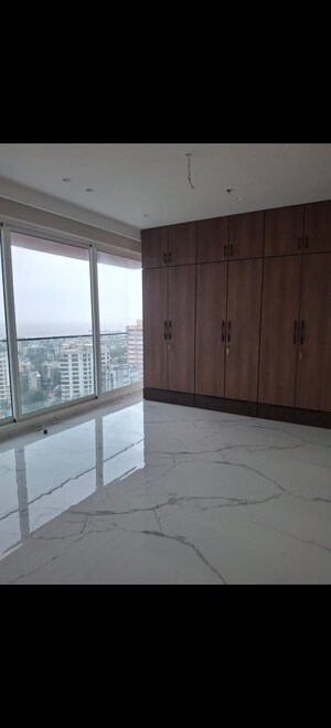 Room in 4 BHK Apartment at Joy Legend, Khar West – for Rent