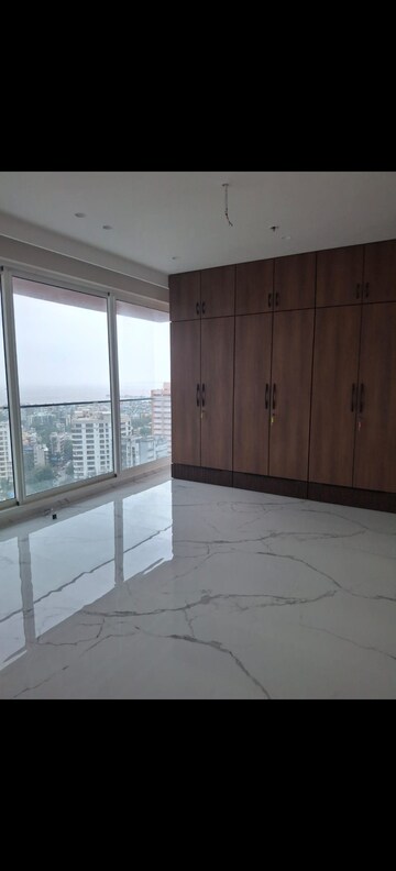 Room in 4 BHK Apartment at Joy Legend, Khar West – for Rent