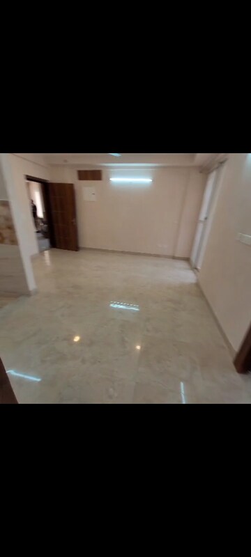 Room in 3 BHK Apartment at Amrapali Golf Homes, Sector 4 Greater Noida – for Rent