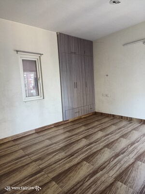 Room in 2.5 BHK Apartment at Nandakini Alaknanda Estate, Amar Shaheed Path – for Rent