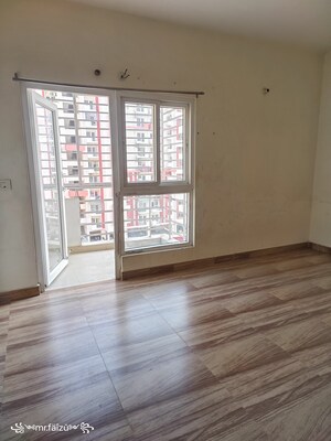 Room in 2.5 BHK Apartment at Nandakini Alaknanda Estate, Amar Shaheed Path – for Rent