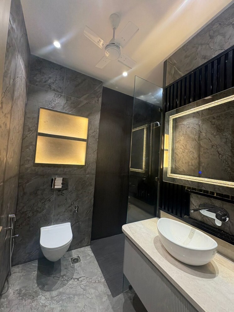 Bathroom, east of kailash 4 Bedroom 2700 Sq.Ft. Builder Floor In East Of Kailash Delhi 9564095