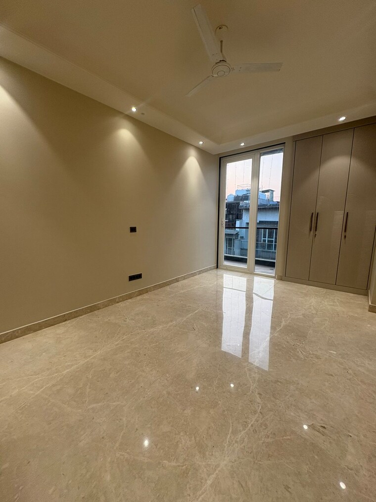 Room, east of kailash 4 Bedroom 2700 Sq.Ft. Builder Floor In East Of Kailash Delhi 9564095