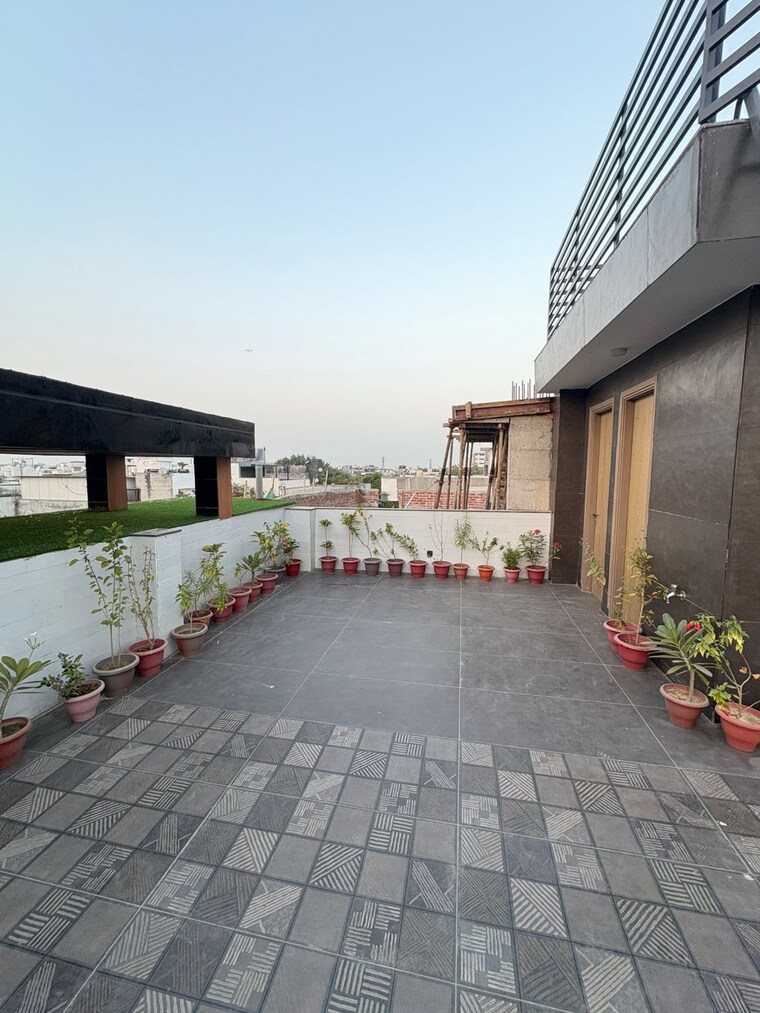 Terrace, east of kailash 4 Bedroom 2700 Sq.Ft. Builder Floor In East Of Kailash Delhi 9564095