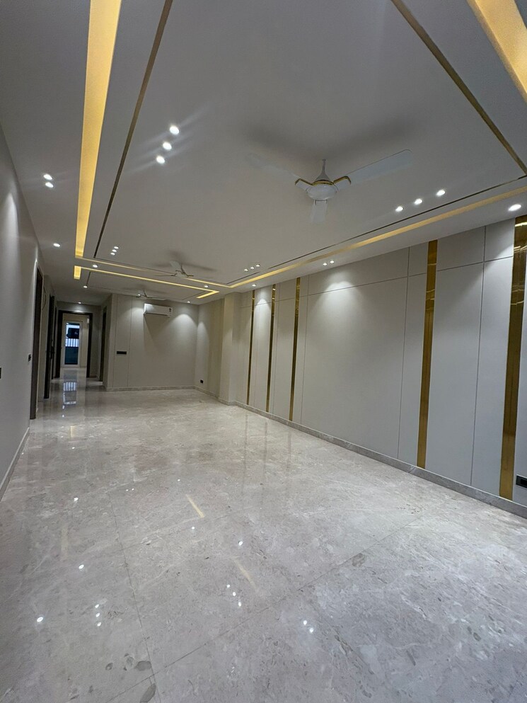 Room, east of kailash 4 Bedroom 2700 Sq.Ft. Builder Floor In East Of Kailash Delhi 9564095