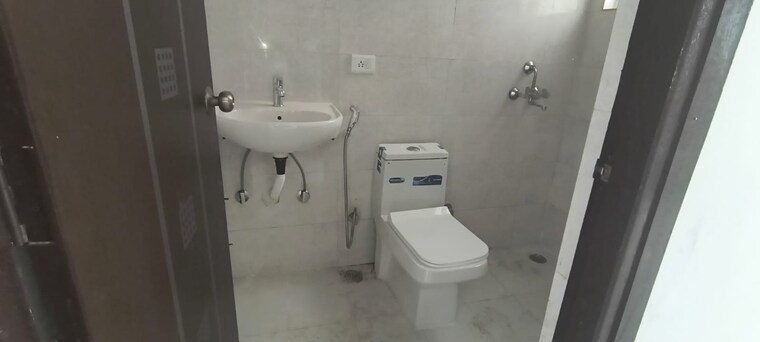 Bathroom, ansal-royal-heritage 3 Bedroom 883 Sq.Ft. Apartment In Sector 70 Faridabad 9564126
