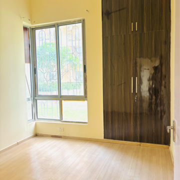 Room in 3 BHK Apartment at Pioneer Park Phase 1, Sector 61 – for Rent