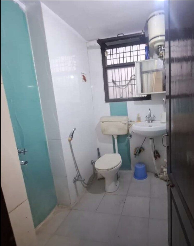 Bathroom, hazratganj 3 Bedroom 1450 Sq.Ft. Apartment In Hazratganj Lucknow 9564290