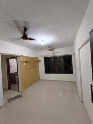 Room in 2 BHK Apartment at Kanakia Sanskruti, Kandivali East – for Rent