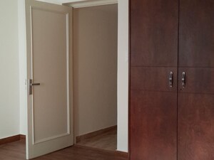 Room in 5 BHK Independent House at Defence Colony – for Rent